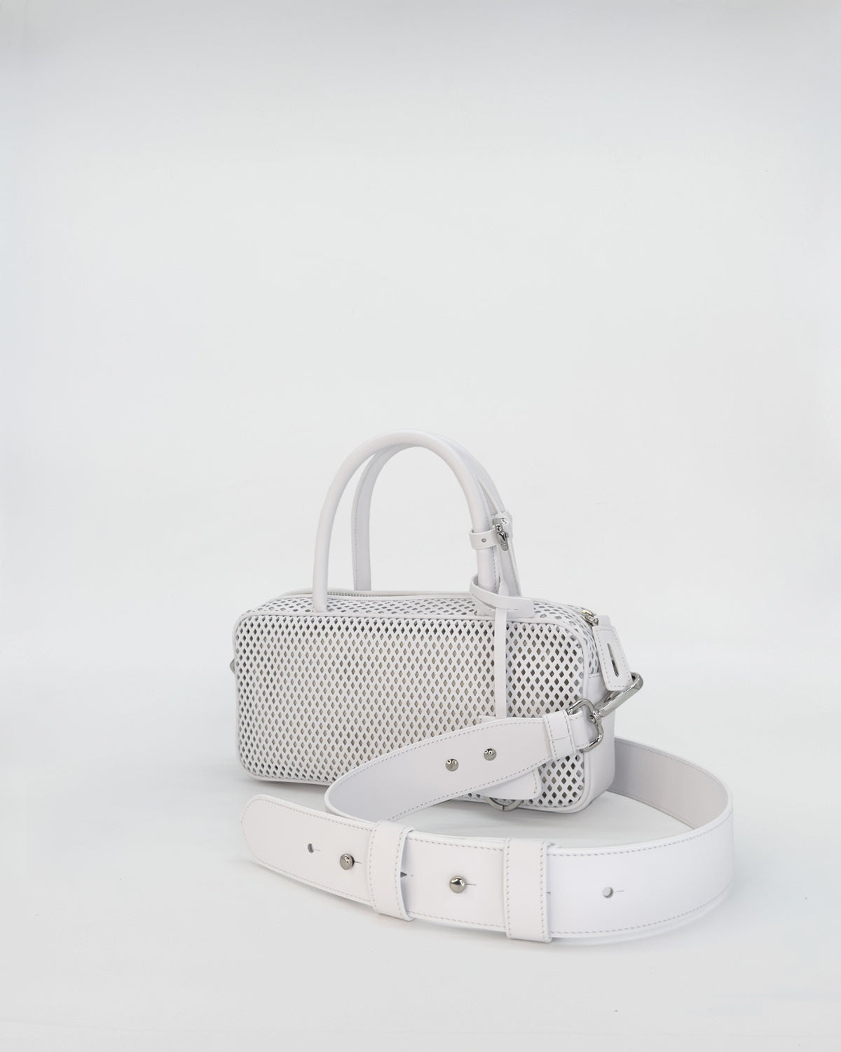 Borsa ASIA VITELLO FORATO in pelle forata bianca con tracolla regolabile, design versatile e funzionale.