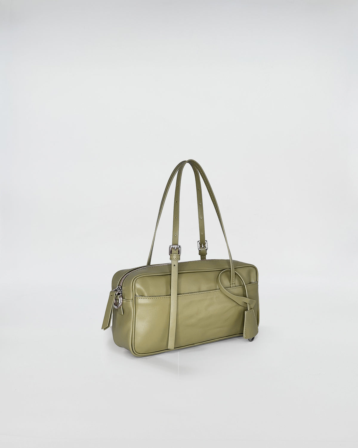 Borsa ASIA VITELLO LAVATO in pelle lavata dalla forma essenziale, color verde, con manici allungabili.