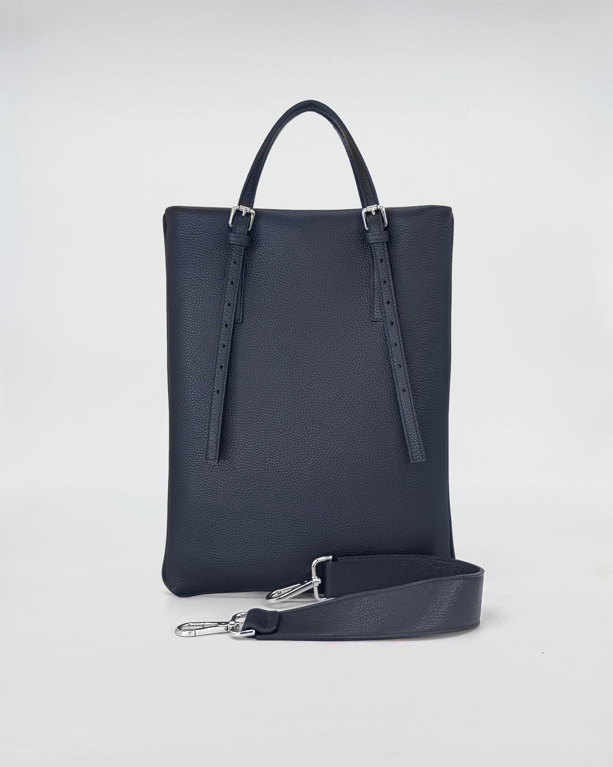 AMELIE PORTACOMPUTER versatile black computer bag with adjustable leather handles and detachable strap.