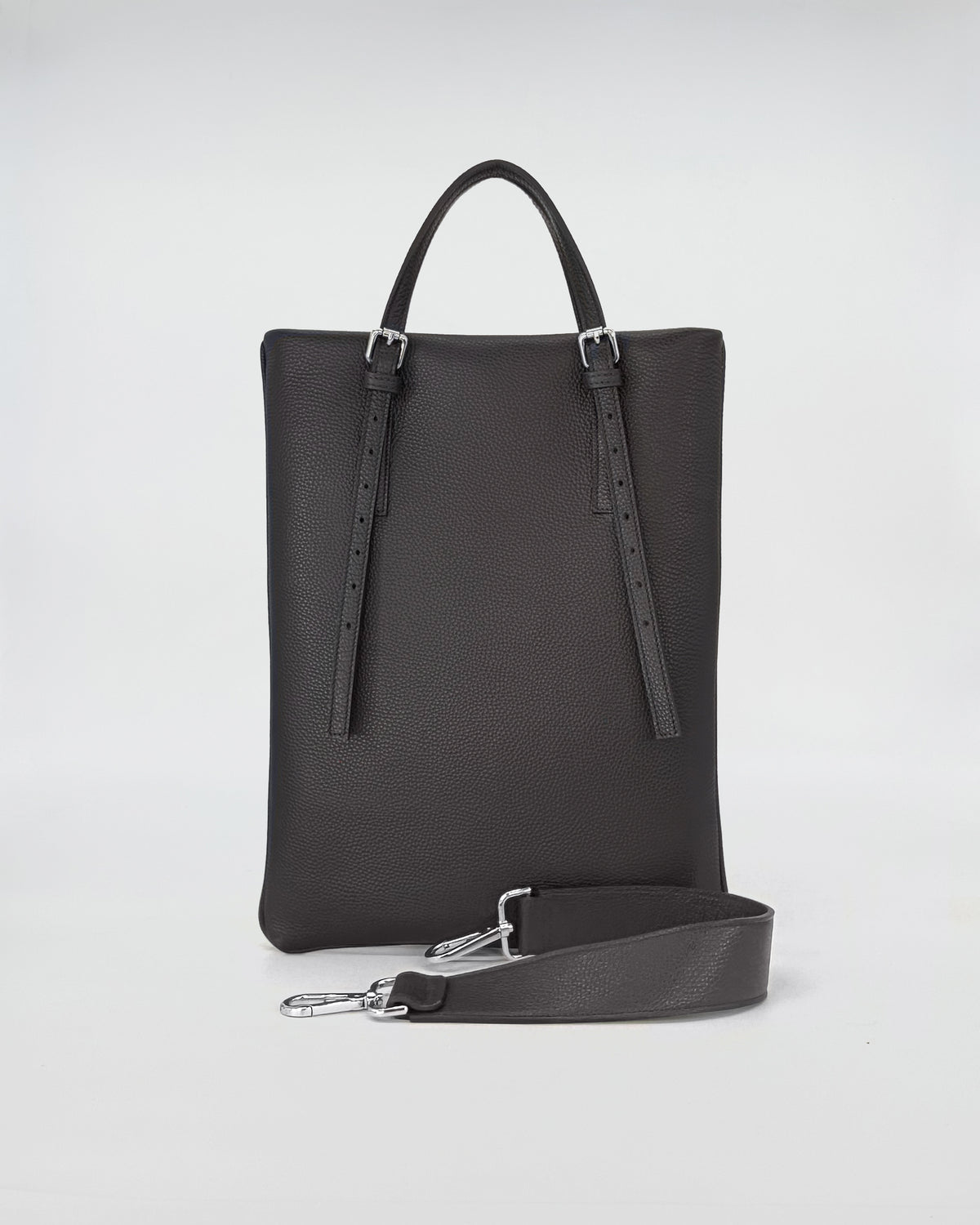 AMELIE PORTACOMPUTER versatile black leather bag with adjustable handles and long strap.