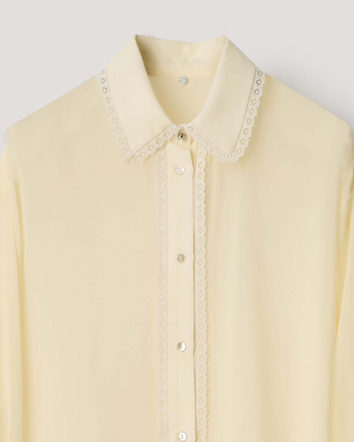 CAMICIA ISOTTA SETA CON PIZZO di georgette seta con colletto decorato e bottoni madreperla.