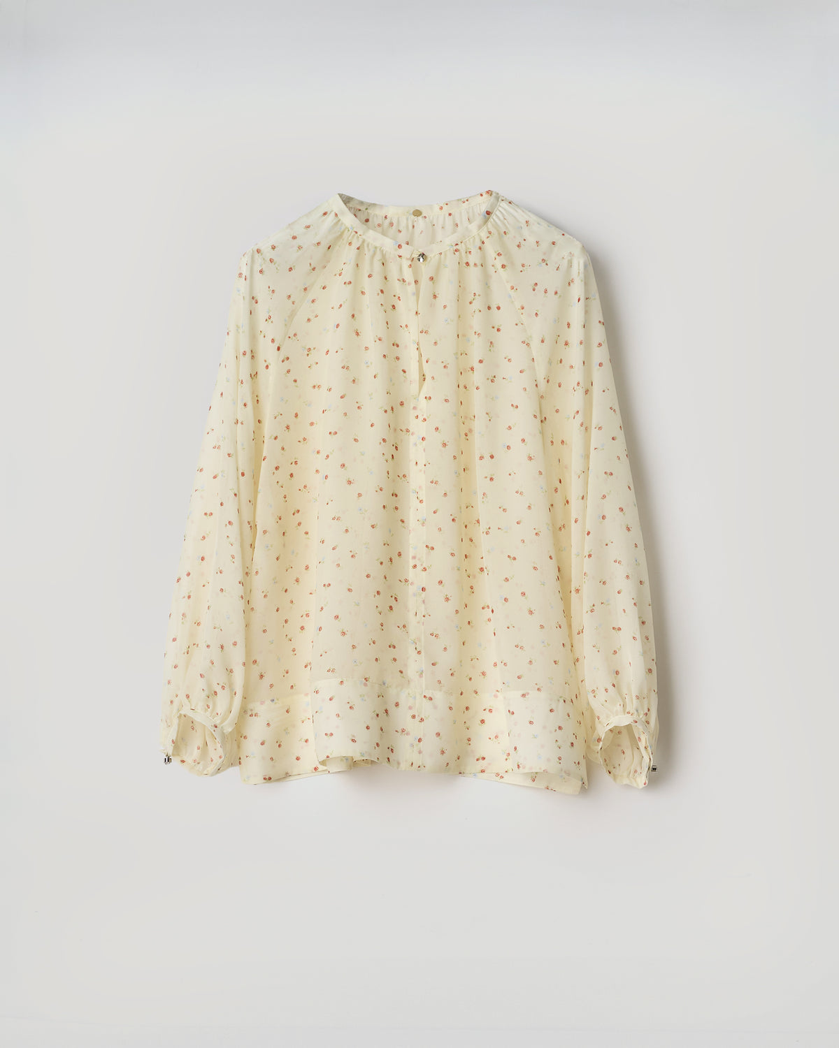 CAMICIA COLETTE  FANTASIE ROSE con fantasia di piccole rose su fondo chiaro, realizzata in georgette di seta.