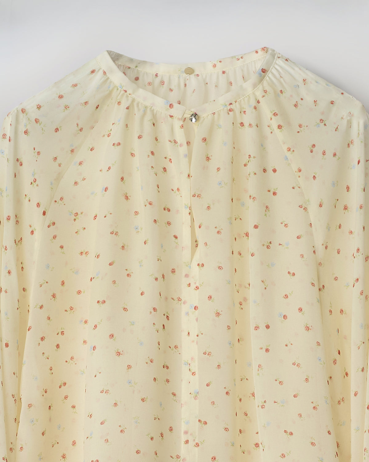 CAMICIA COLETTE  FANTASIE ROSE con fantasia di piccole rose su fondo giallo, dettagli romantici e taglio comodo.