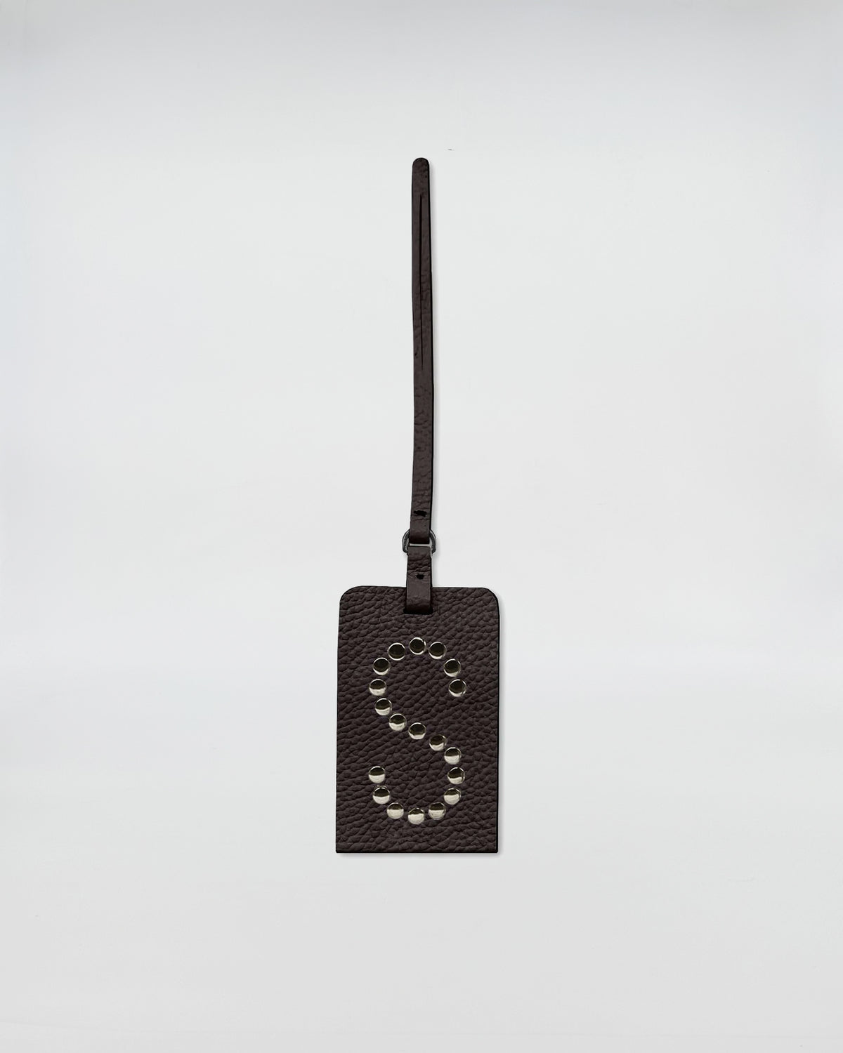 CHARM PERSONALIZZATO ROCK in pelle rettangolare, personalizzabile, con lettera S e occhielli nickel.
