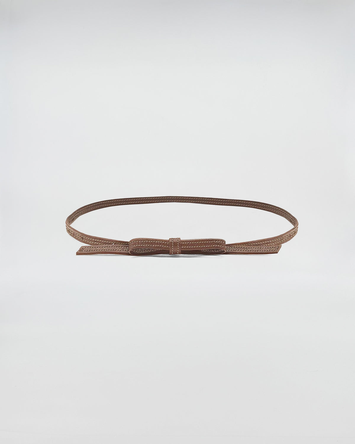 CINTURA CON FIOCCO PELLE in pelle marrone, accessorio fashion per evidenziare il punto vita.