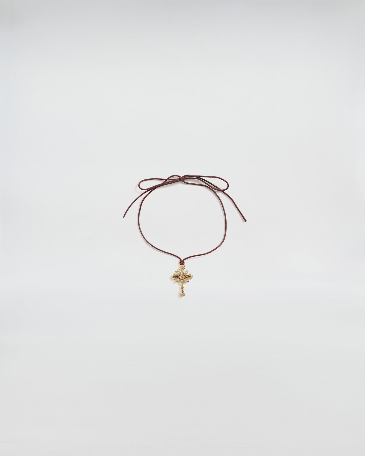Collana Dori con ciondolo croce in cristallo, nastro color cuoio e finitura in canna di fucile.