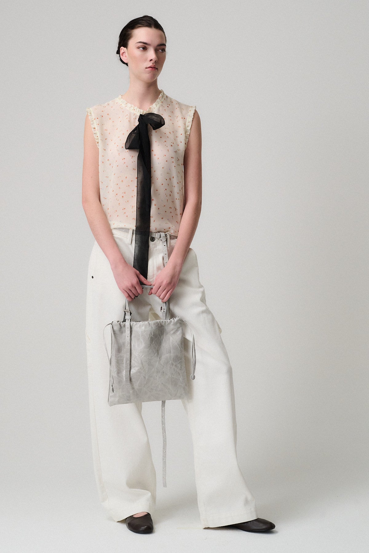 Modella in outfit elegante con borsa OLLY VITELLO STRIZZATO in pelle morbida e strizzata.