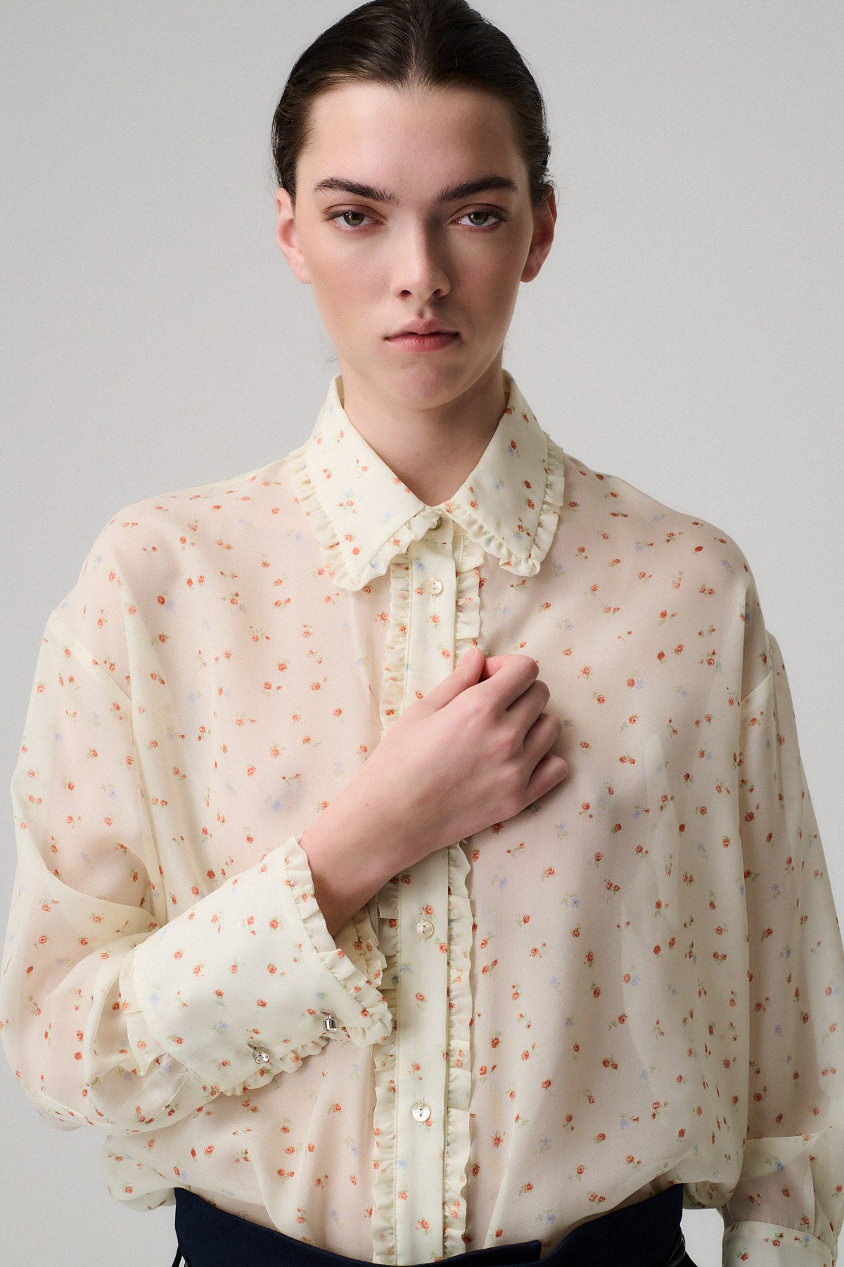 CAMICIA ISOTTA SETA CON ROUGE indossata da un modello, tessuto georgette con rouche e bottoni madreperla.