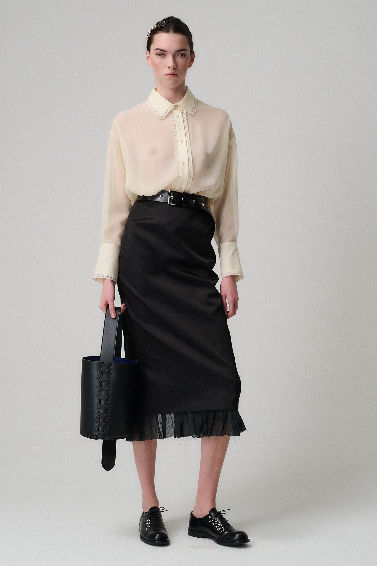 CAMICIA ISOTTA SETA CON PIZZO indossata con gonna nera e borsa, look elegante e contemporaneo.