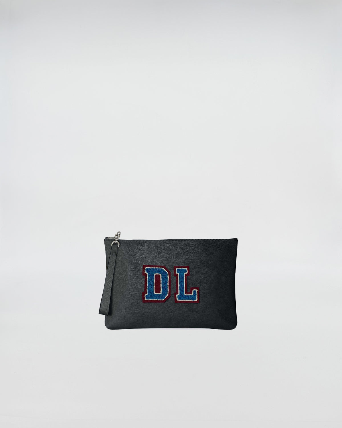 POCHETTE JOY PERSONALIZZATA in pelle nera con patch colorati e chiusura con zip.