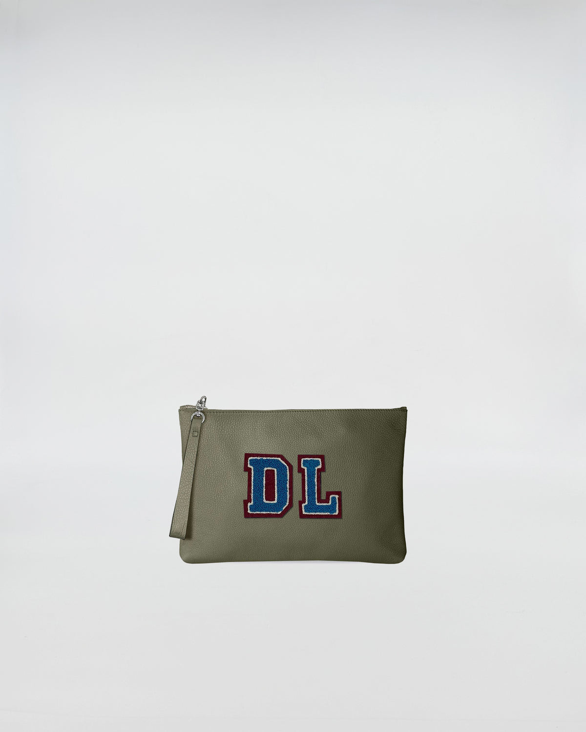 POCHETTE JOY PERSONALIZZATA con patch ricamato DL su fondo verde olive e chiusura con zip esterna.