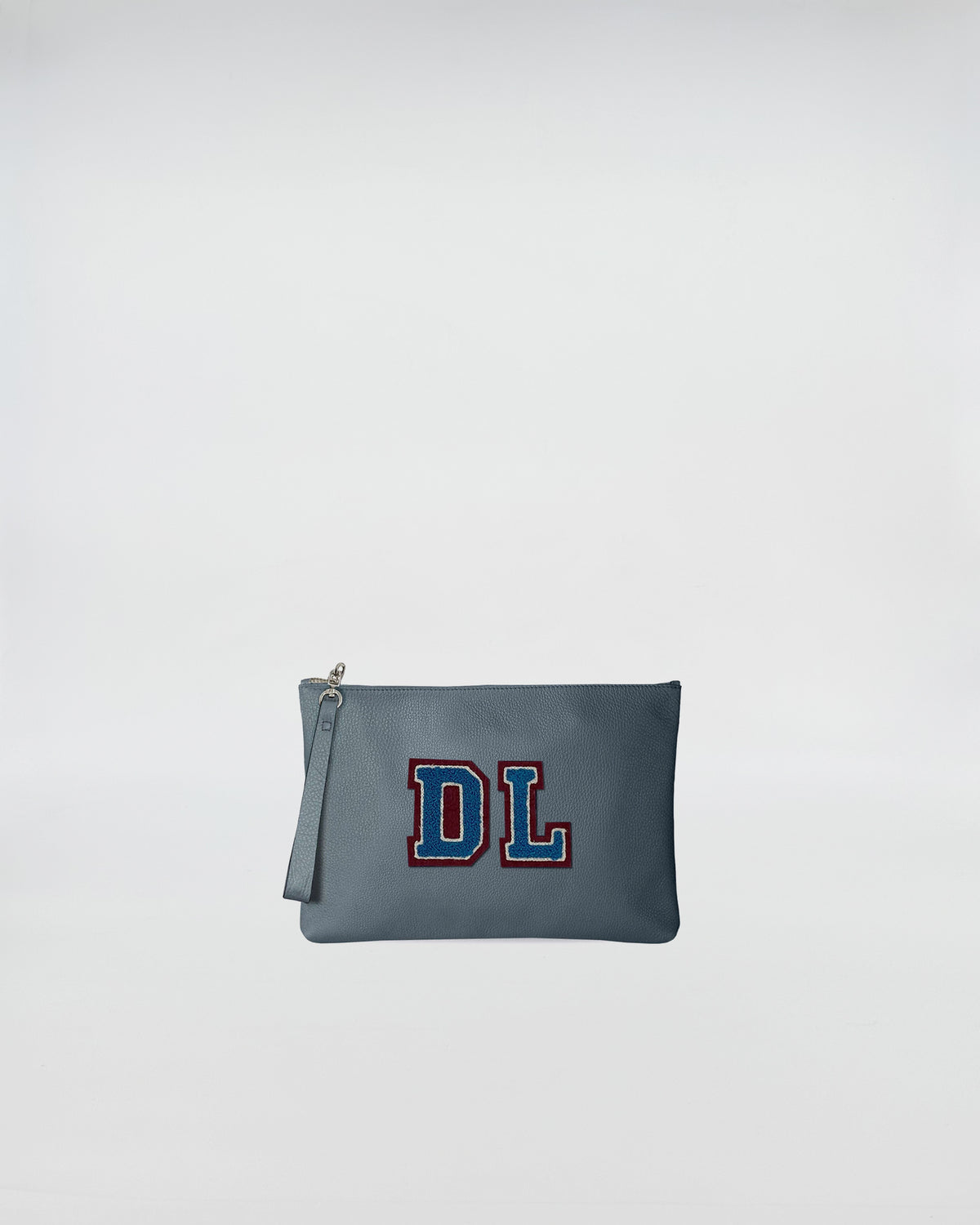 POCHETTE JOY PERSONALIZZATA in pelle grigia con patch ricamato 'DL' e chiusura con zip.