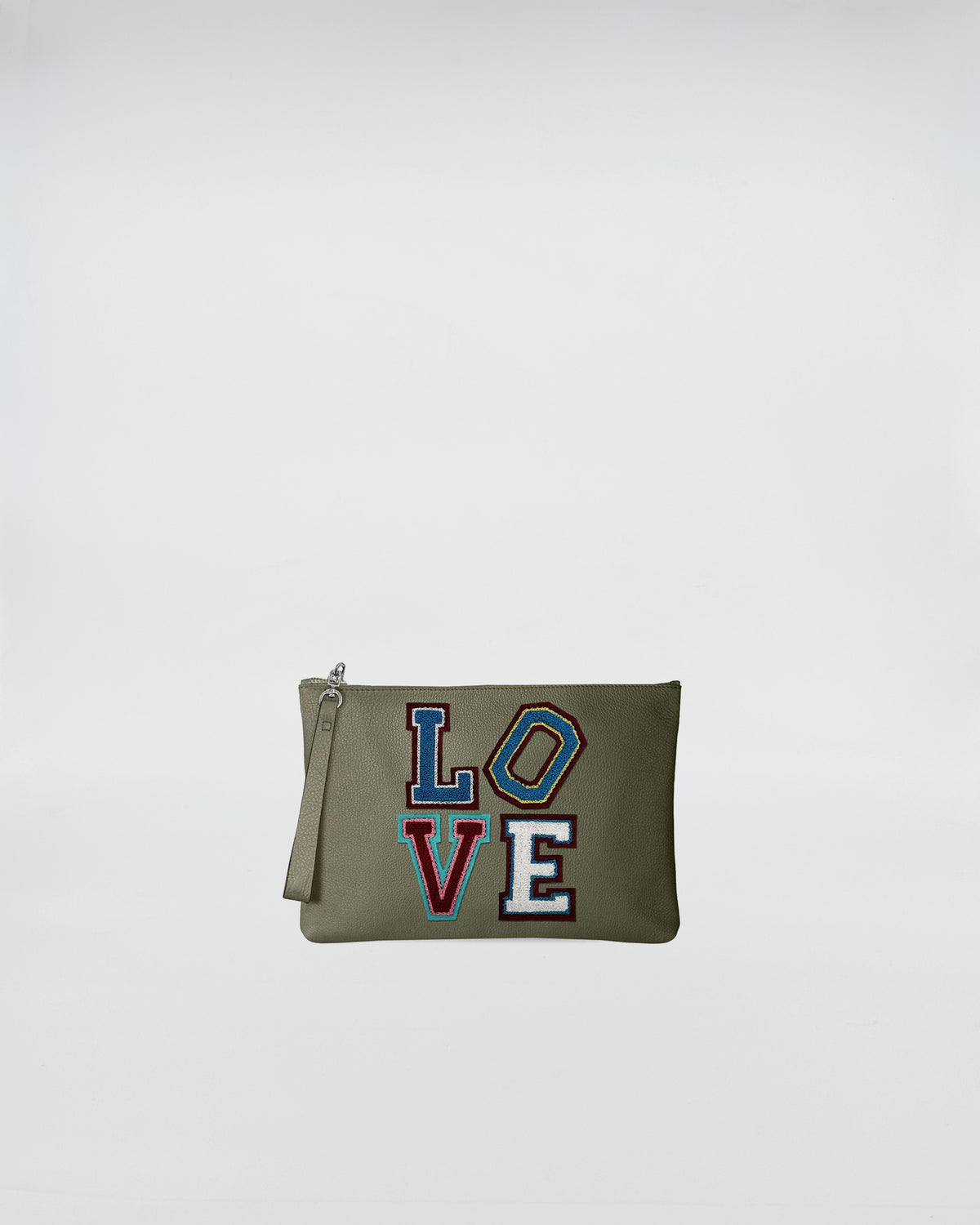 POCHETTE JOY LOVE PATCH in olive green with colorful LOVE patch design and zip closure.