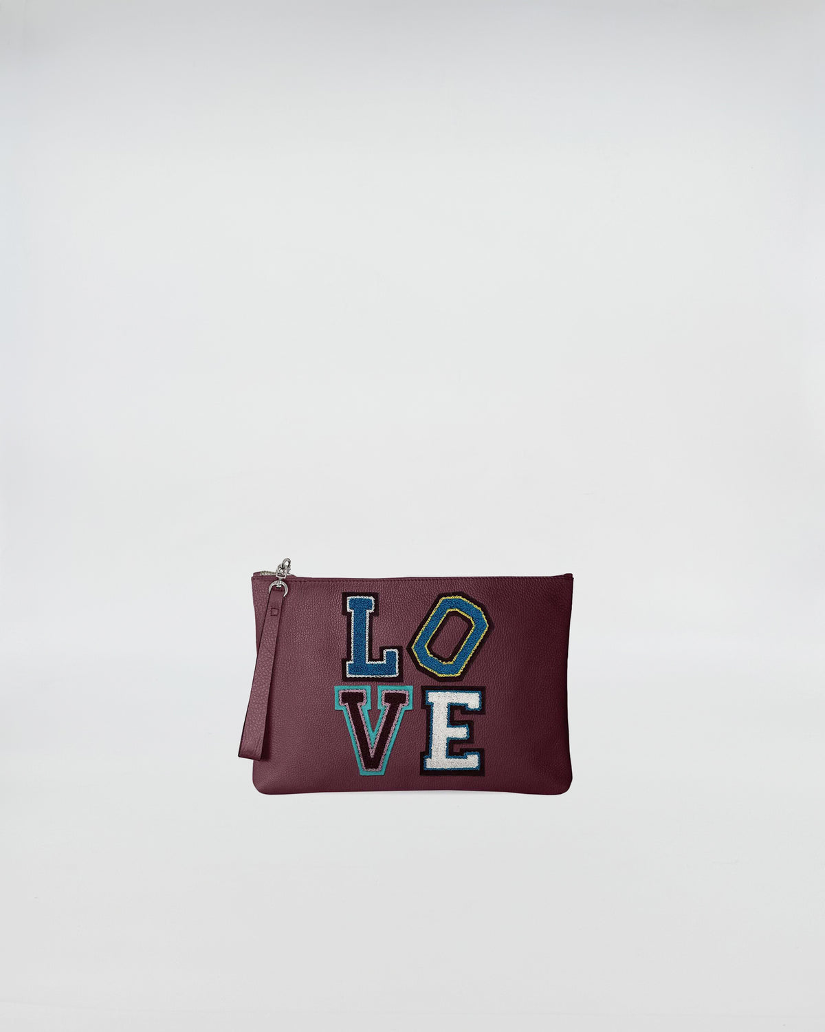 POCHETTE JOY LOVE PATCH in burgundy with colorful LOVE patch on the front.