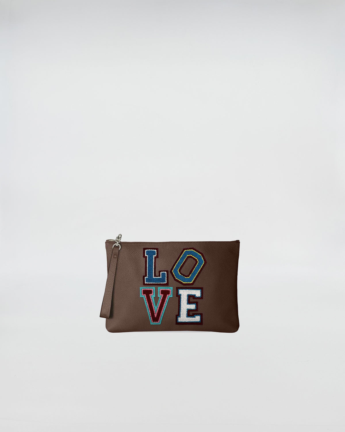POCHETTE JOY LOVE PATCH in brown leather with colorful LOVE patch design and zip closure.