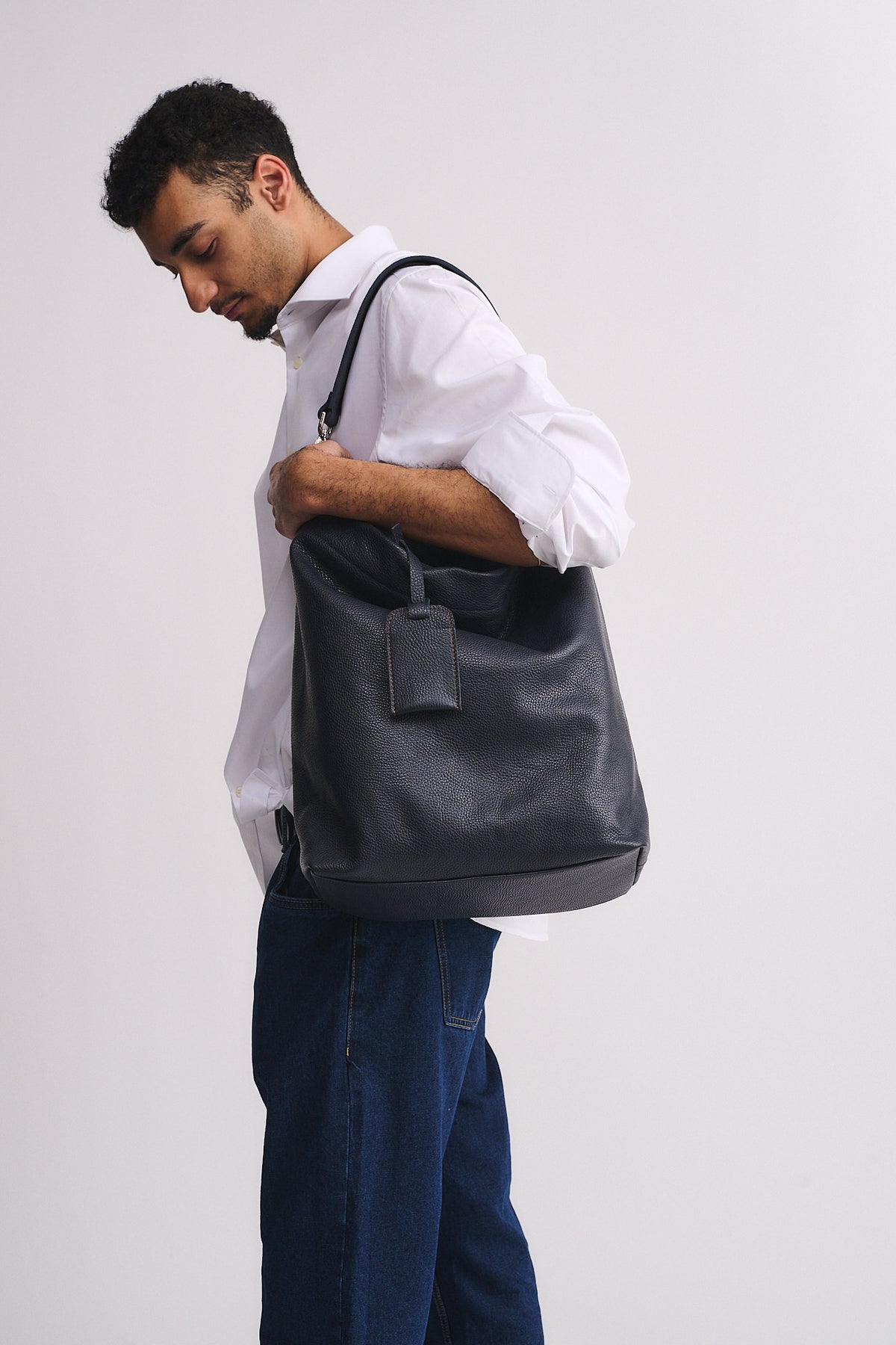 Uomo che indossa una borsa Ford personalizzata in pelle, elegante e funzionale per uso quotidiano.