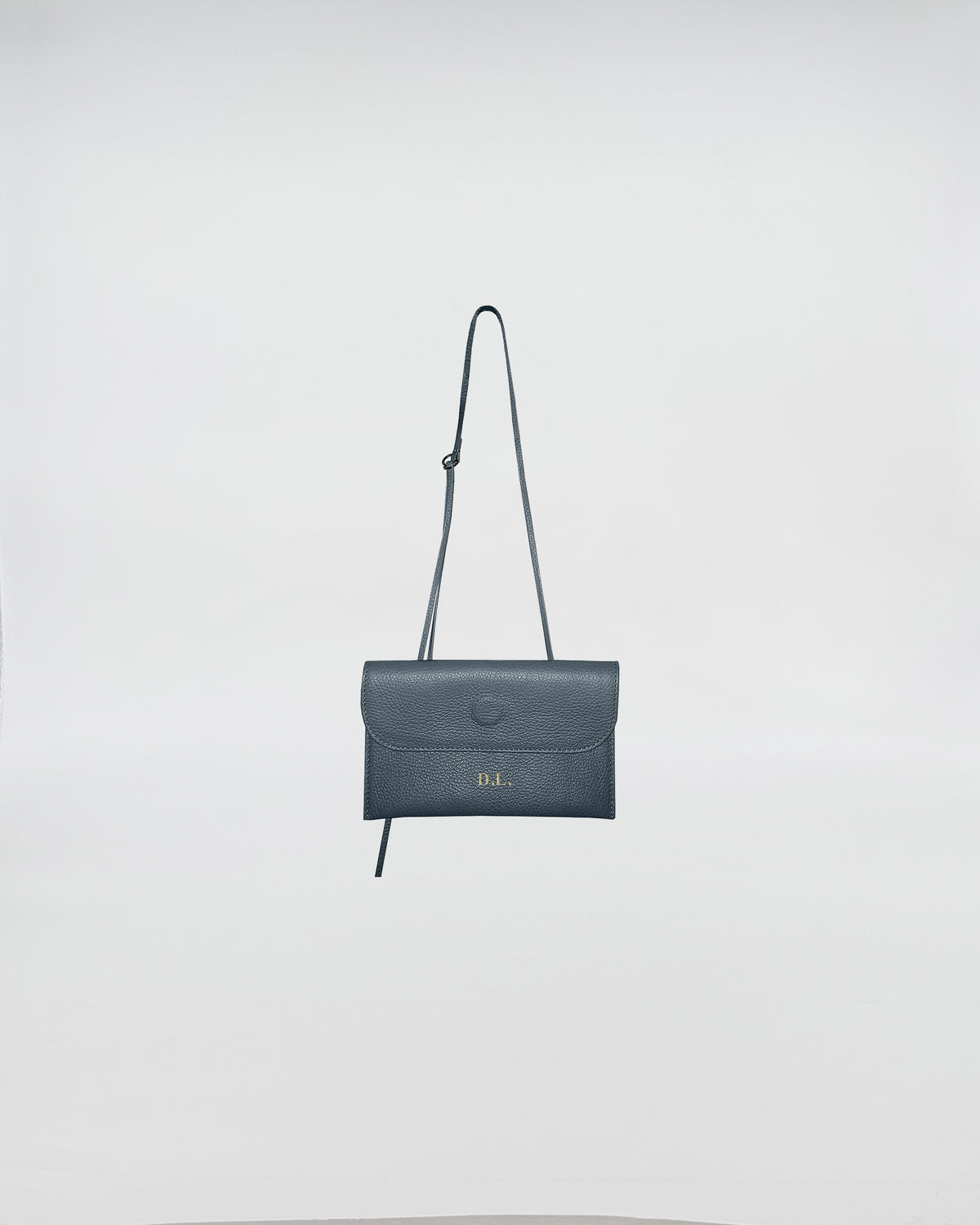PORTAOCCHIALI PERSONALIZZATO LETTERING GOLD CON TRACOLLA in vitello pieno fiore, accessorio elegante per donne moderne.