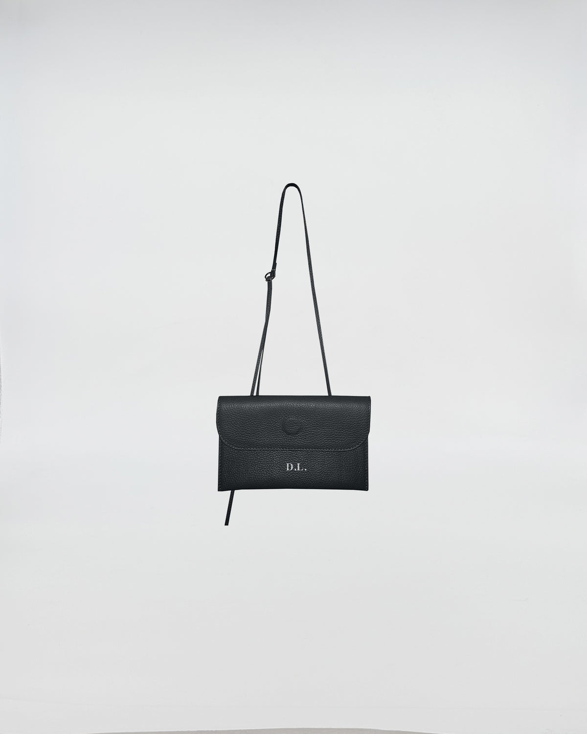 PORTAOCCHIALI PERSONALIZZATO LETTERING SILVER CON TRACOLLA in pelle nera con tracolla regolabile.