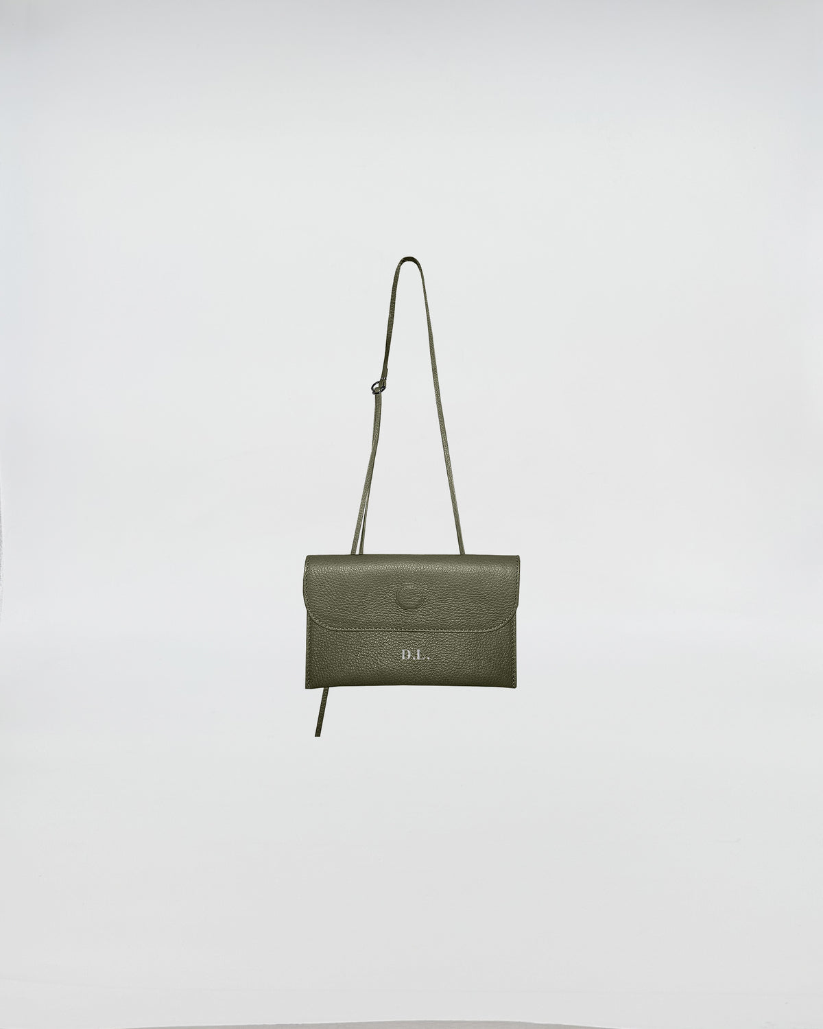 PORTAOCCHIALI  PERSONALIZZATO LETTERING SILVER CON TRACOLLA in colore verde con design elegante.