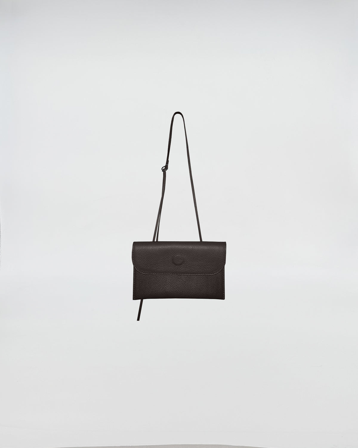 PORTAOCCHIALI CON TRACOLLA in pelle nera con tracolla rimovibile, elegante accessorio per la donna moderna.