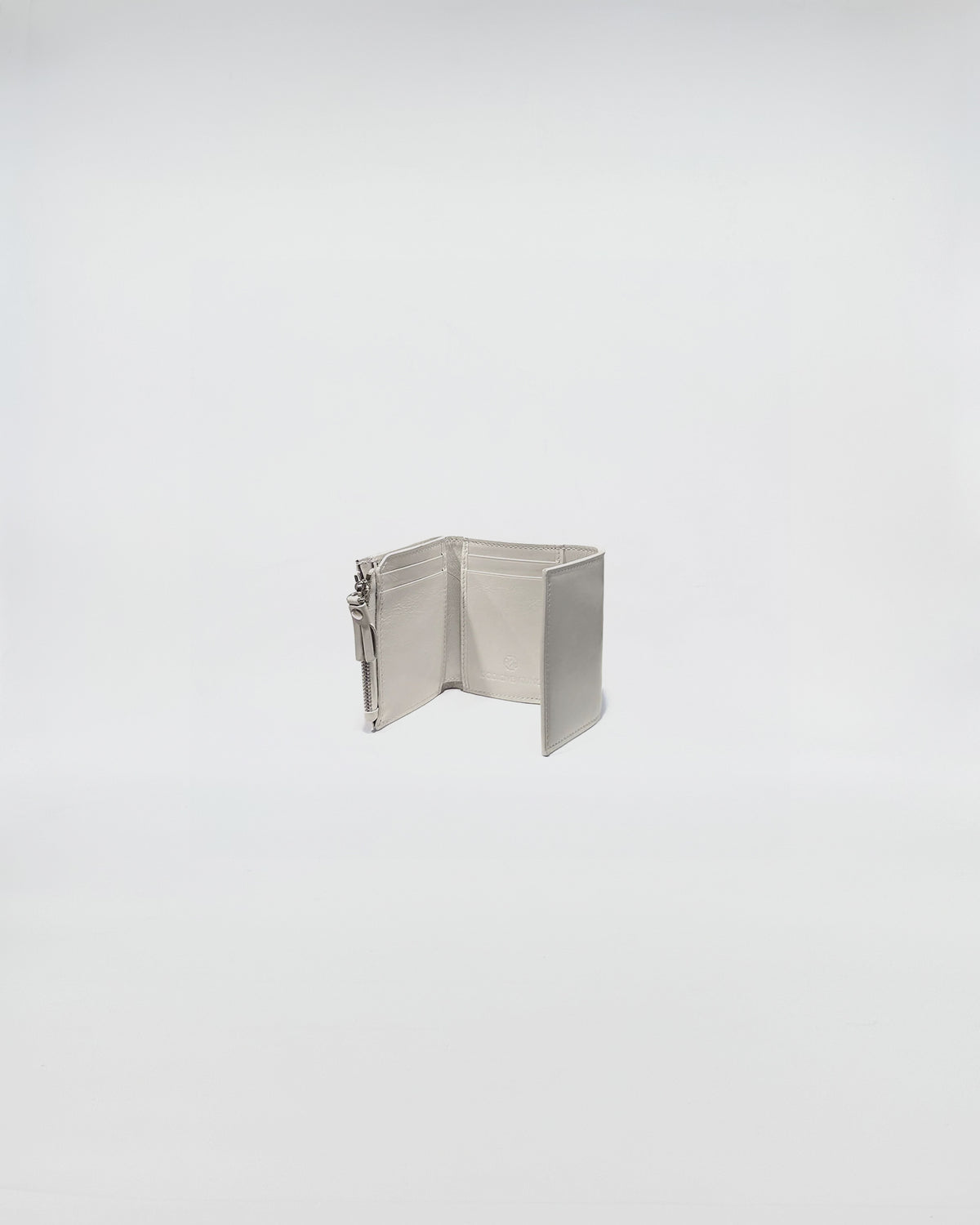 Portafoglio Pocket in vitello naplack, interno con fodera viola, elegante e sofisticato.