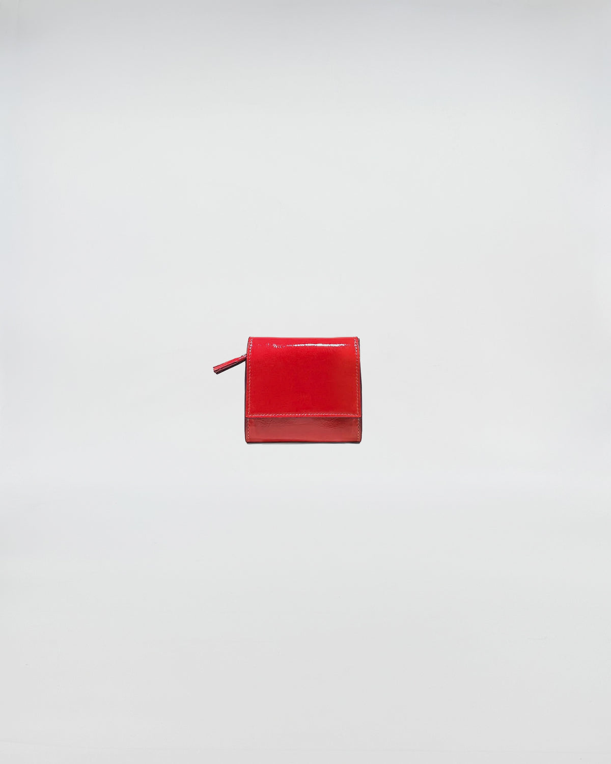 Portafoglio Pocket in vitello naplack rosso, accessorio elegante con chiusura a bottone per uso quotidiano.