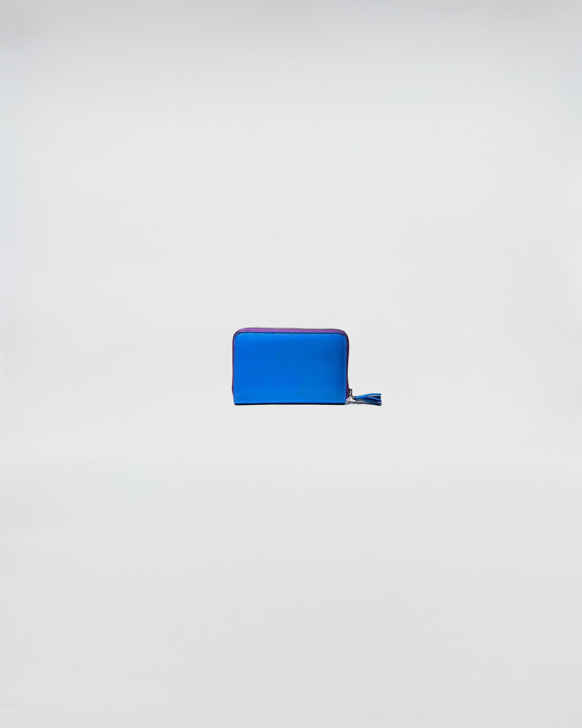 Portafoglio Zip Mini in vitello blu con chiusura zip, elegante e pratico per carte e contanti.