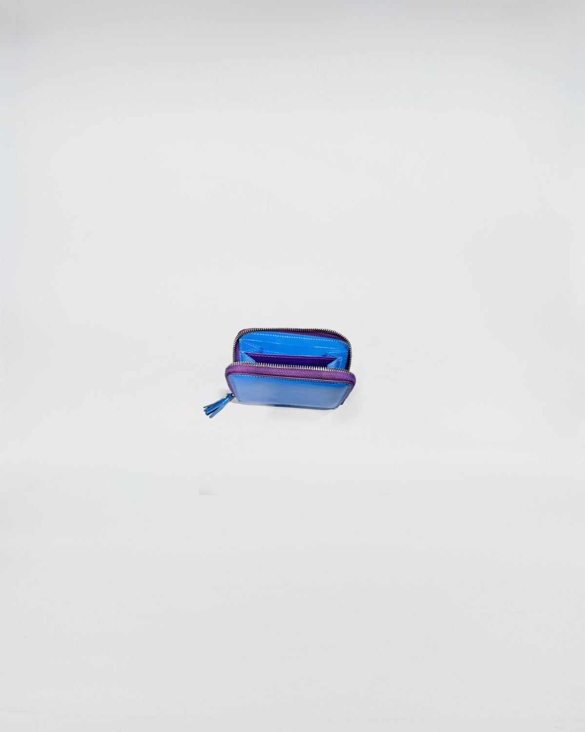 PORTAFOGLIO ZIP MINI con chiusura con zip viola e interni blu, elegante e pratico per uso quotidiano.
