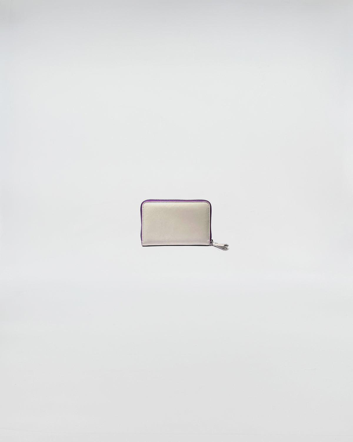 PORTAFOGLIO ZIP MINI elegante in vitello con lamina e zip viola, scomparti interni per carte e contanti.