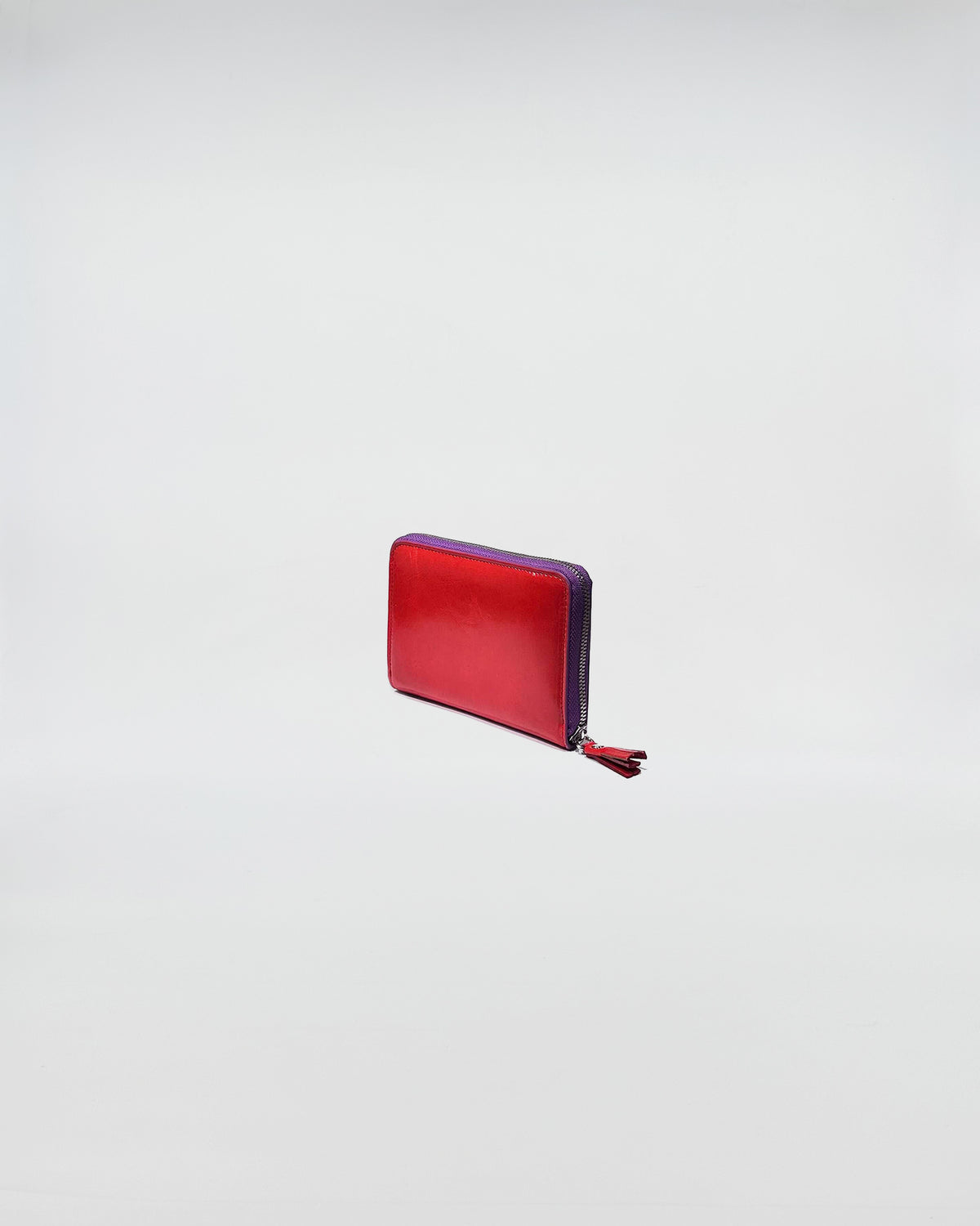 Portafoglio Zip Small in vitello rosso con chiusura zip viola, elegante e raffinato, perfetto per uso quotidiano.