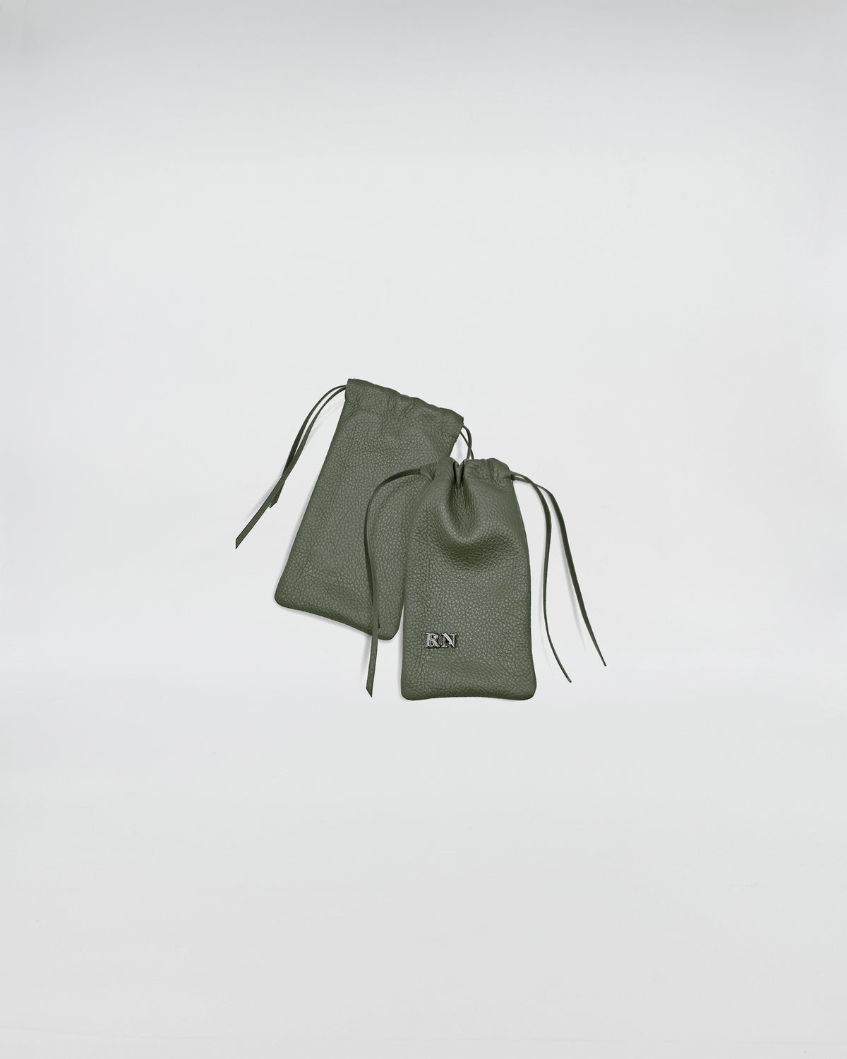 PORTA OCCHIALI LEO in olive green, featuring drawstring closure and embossed logo.