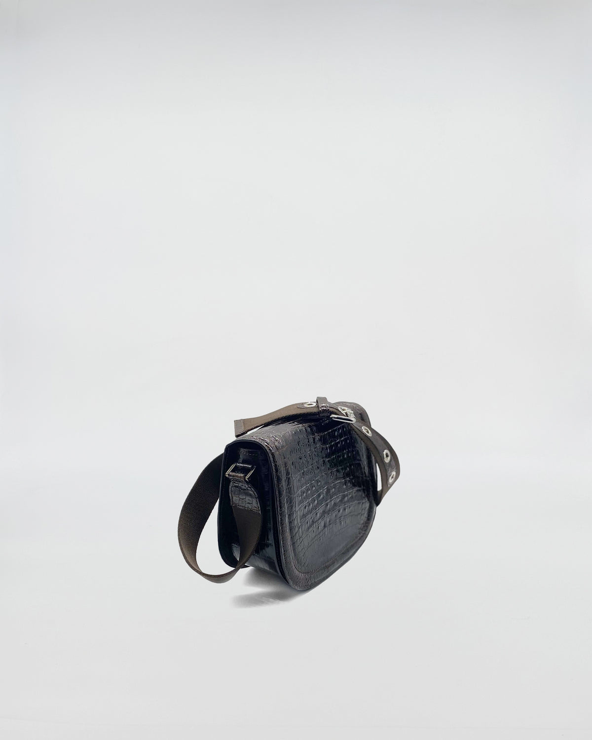 POSTINA MILANO COCCO RECYCLE black recycled crocodile bag with shoulder strap and magnetic closure.