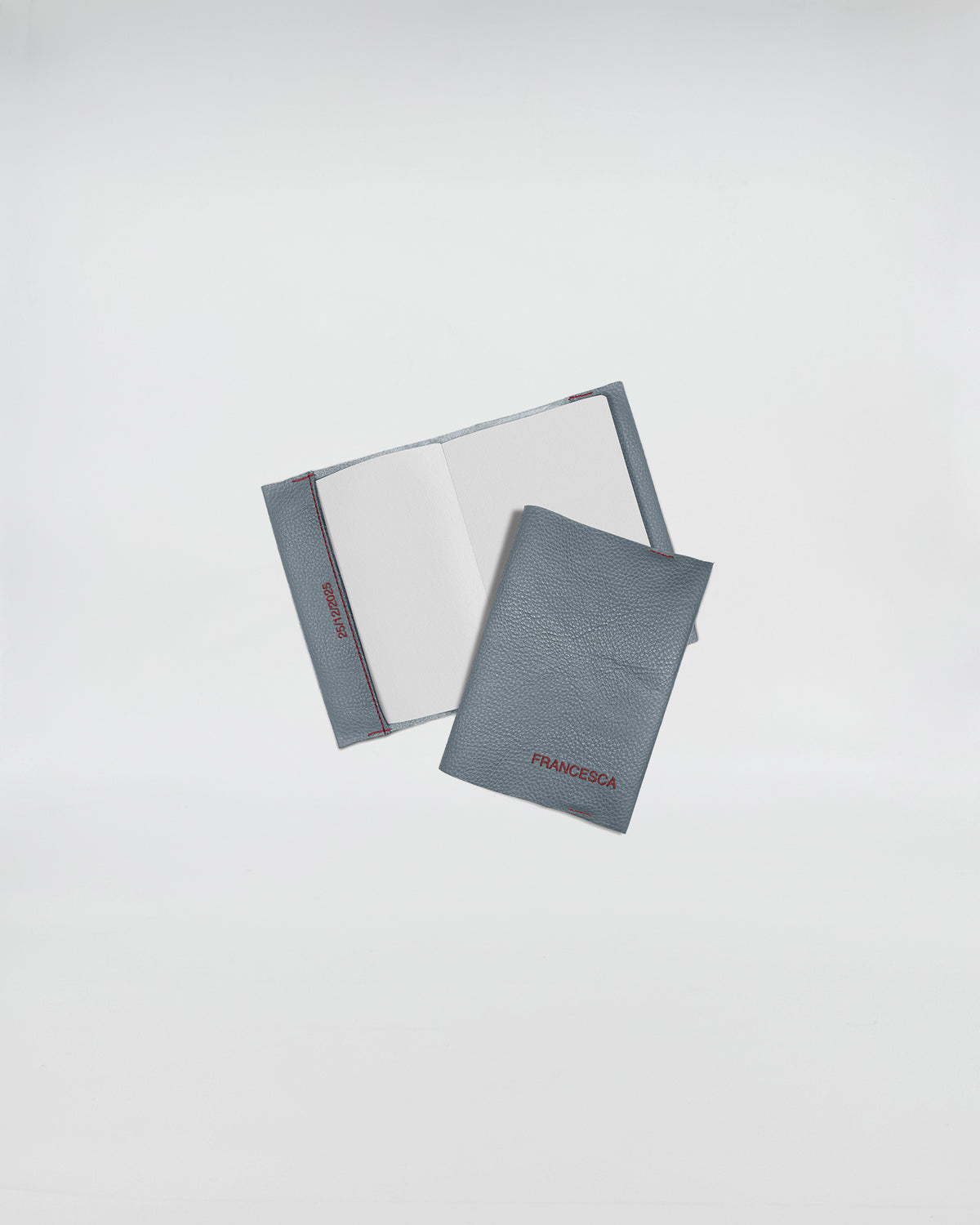 QUADERNO CON COVER PERSONALIZZATA FOGLI BIANCHI in blu, rilegato a mano, con pagine bianche e personalizzazione ricamo.