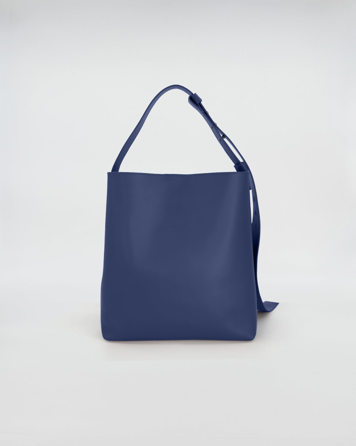 SOPHIA VITELLO LISCIO, bucket bag in navy, designed for daily use with smooth texture and modern style.