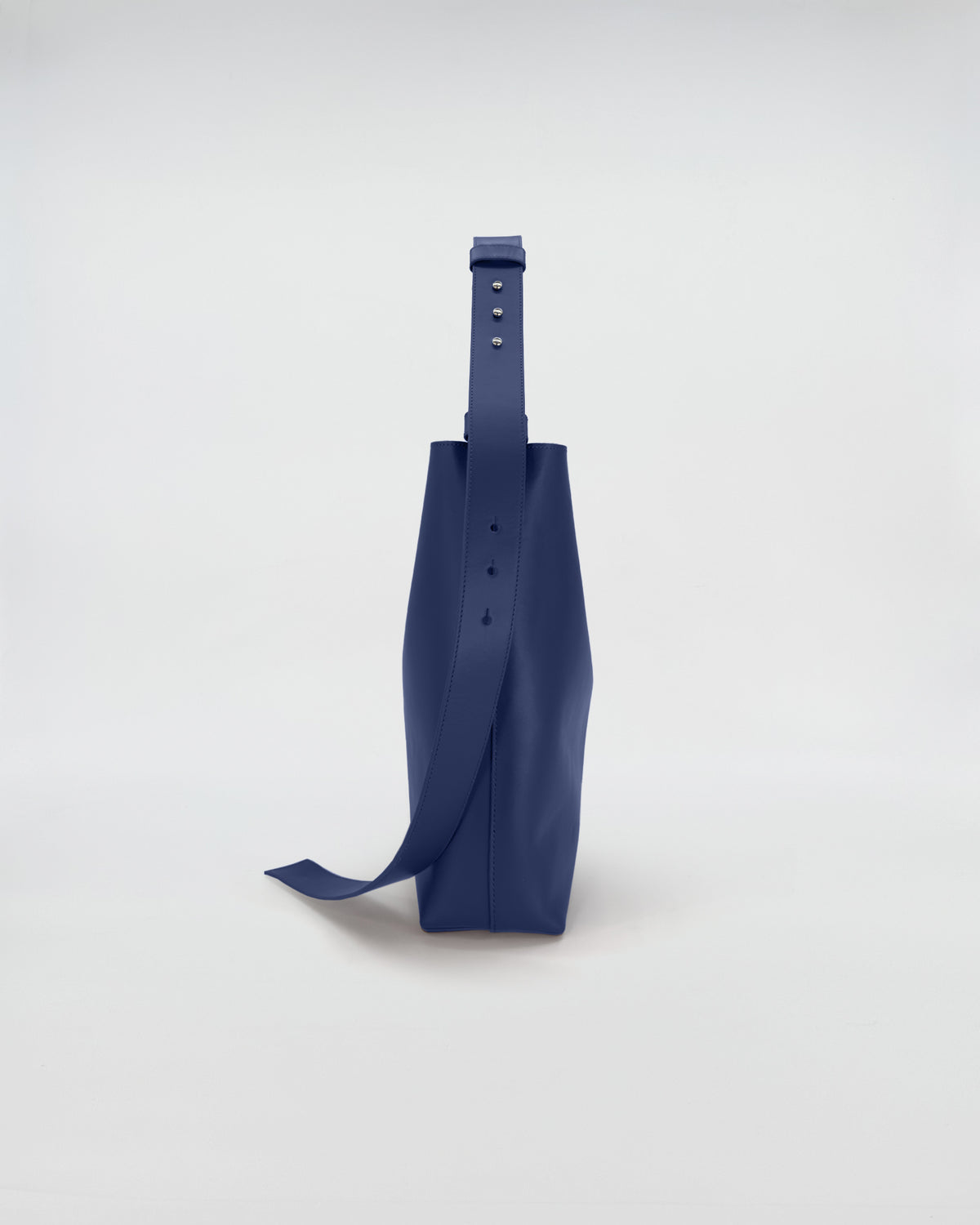 SOPHIA VITELLO LISCIO bucket bag in navy, showcasing a minimalist design and suede lining.
