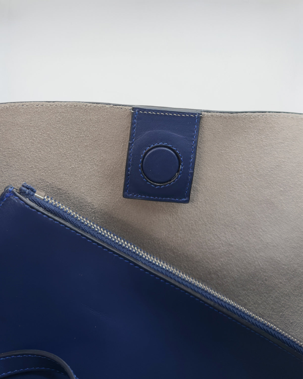 Dettaglio interno della borsa SOPHIA VITELLO LISCIO con chiusura a zip e finiture in suede.