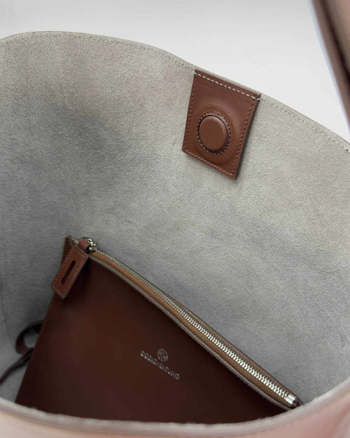 Interno della borsa SOPHIA VITELLO LISCIO in suede con pochette in pelle marrone.