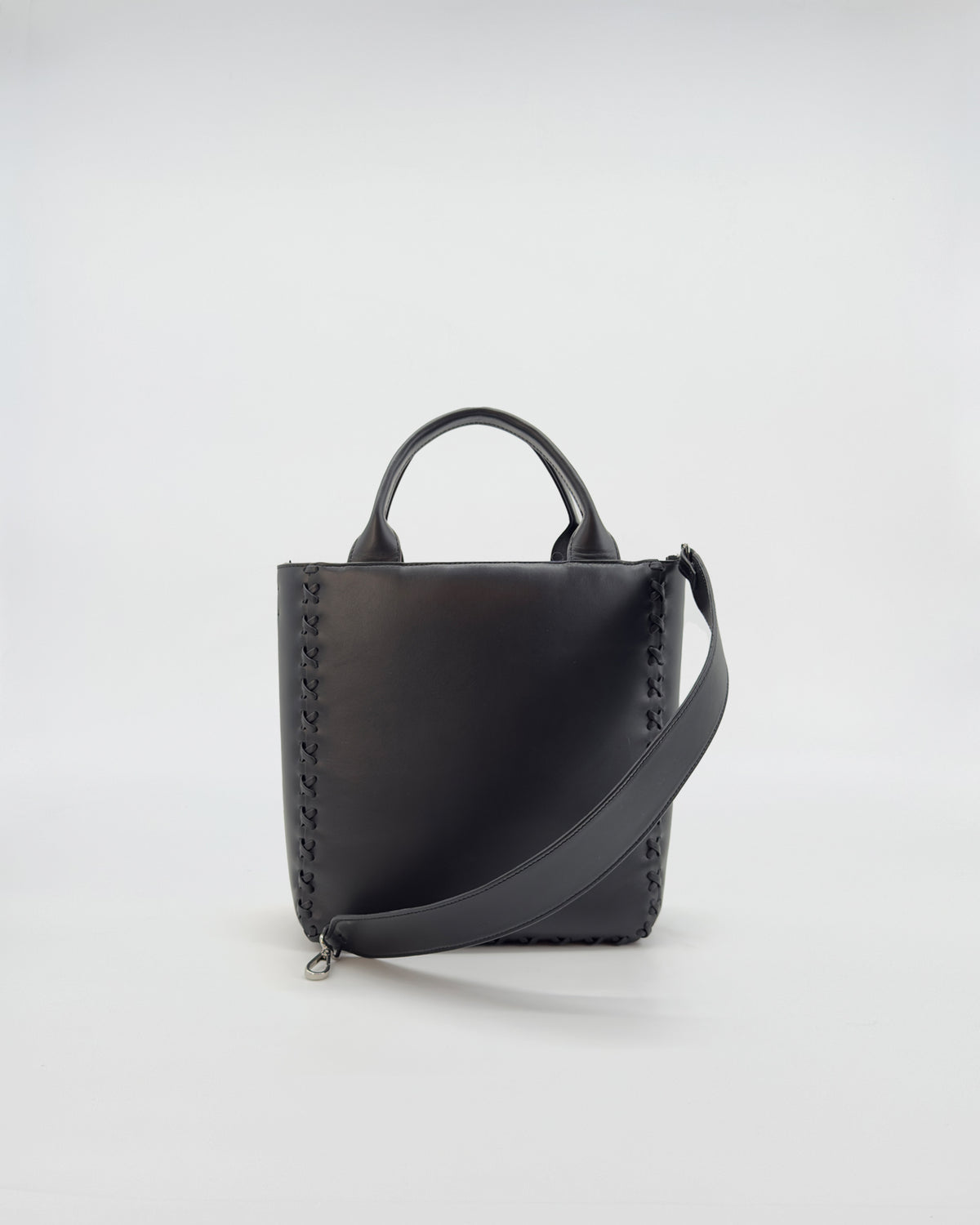 Borsa in pelle Simone, elegante shopping bag nera con dettagli intrecciati e manico, perfetta per ogni occasione