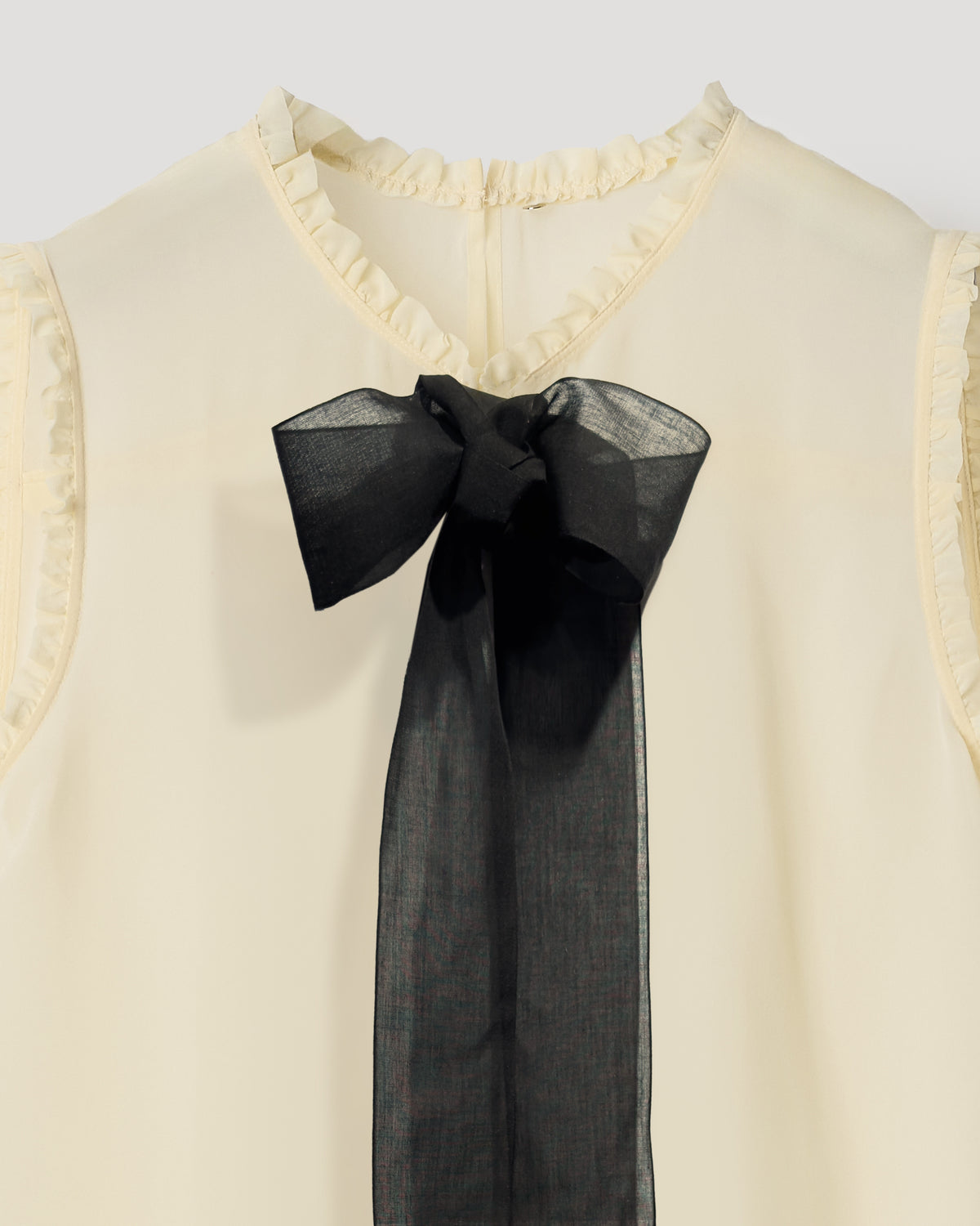 TOP LULU SETA TINTA UNITA, top in georgette di seta con ruches e fiocco in cotone, elegante e femminile.