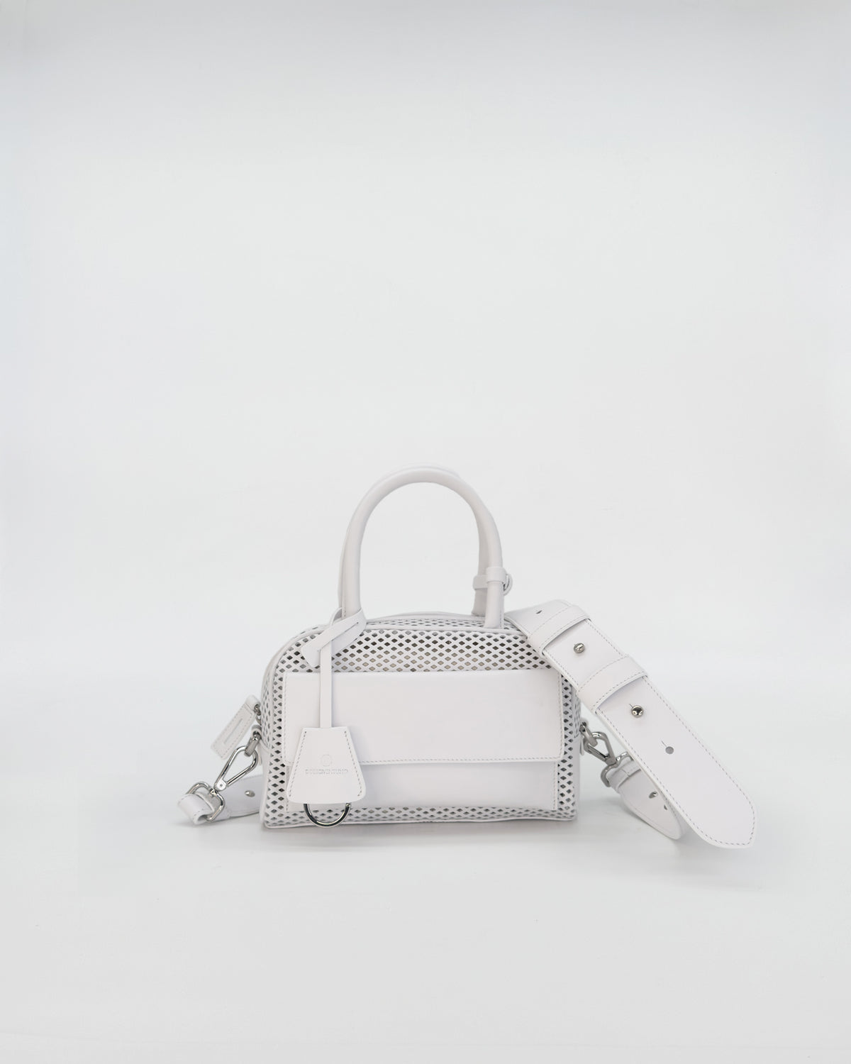 ZOE MINI VITELLO FORATO in bianco, borsa compatta e raffinata con tracolla regolabile.